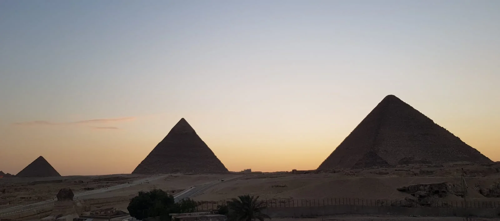 Paysage avec des pyramides d'Egypte, format paysage